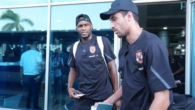 وصلة هزار بين موديست ولاعبي الأهلي في مطار القاهرة (فيديو)