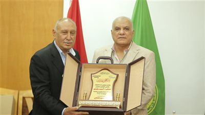 أحمد عثمان يسلم ملف إنشاء مبنى الغرفة التجارية في الإسماعيلية لأكرم الشافعي (صور)