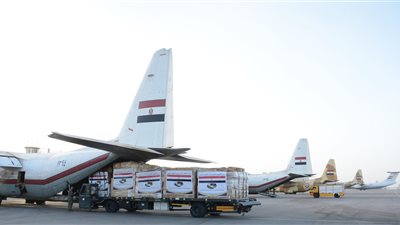 بعد توجيهات السيسي، 3 طائرات عسكرية تنقل مساعدات إنسانية للشعب الليبي (فيديو)