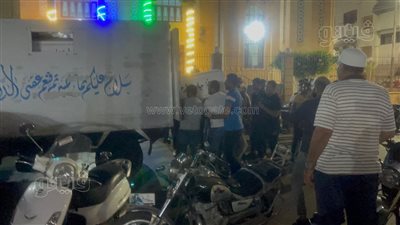 أهالي بورسعيد يشيعون جثمان الفتاة المقتولة على يد شقيقها أمام أحد المساجد (صور) 