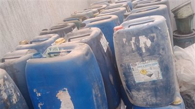 ضبط مواد كيماوية مجهولة المصدر داخل أحد مصانع المنظفات بالإسكندرية 