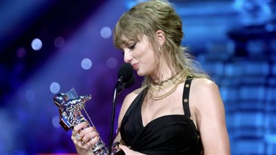 تايلور سويفت تفوز بجائزة أفضل فنان بوب في حفل VMAs (فيديو)