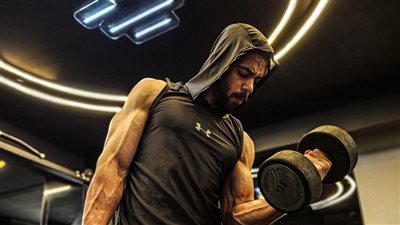  بعد هروبه إلى هولندا.. نشطاء يكشفون مأساة سيف الكومي ولاعبي المصارعة.. حذاء ممزق وراتب شهري 745 جنيها.. وديون والده كلمة السر في الواقعة 