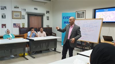 طلاب جامعة طيبة يشاركون في ورشة عمل حول كتابة السيرة الذاتية بمكتبة مصر