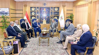 وفد من جامعة فلسطين يزور جامعة المنصورة لبحث سبل التعاون 