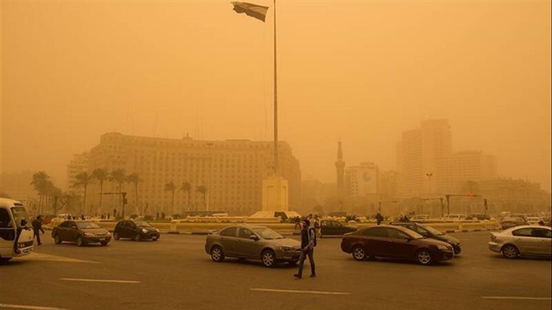 عاصفة ترابية تضرب