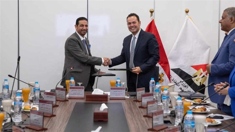 مركز المعلومات يوقع
