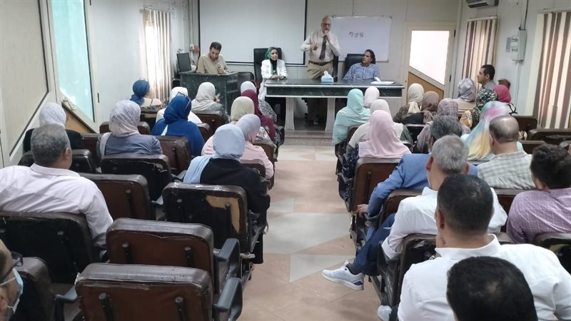 مديرالفرع يجتمع بمديرى
