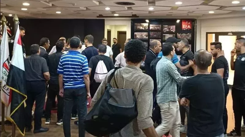 تجمهر الحكام داخل
