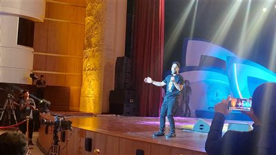 أحمد جمال يشعل حفل ختام أسبوع شباب الجامعات بحلوان 