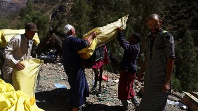 الحمير وسيلة إغاثة القرى المعزولة في المغرب (صور)