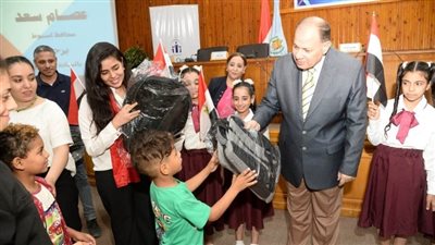 محافظ أسيوط يوزع 350 حقيبة مدرسية على التلاميذ الأولى بالرعاية