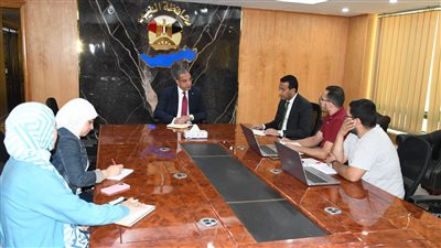 محافظ الفيوم يتابع معدلات تنفيذ مشروعات حياة كريمة 