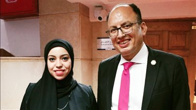 رئيس جامعة حلوان يكرم الزميلة سمر محمد لجهودها في تغطية أنشطة الجامعة