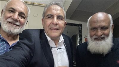 نجوم الأهلي السابقين يزورون حمدي جمعة للاطمئنان على حالته الصحية