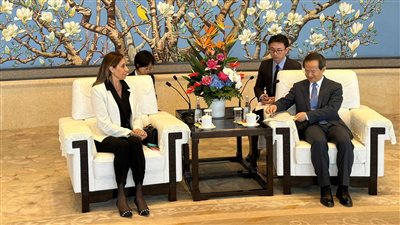 وزيرة الثقافة تبحث مع عمدة بكين تكثيف التعاون بين البلدين