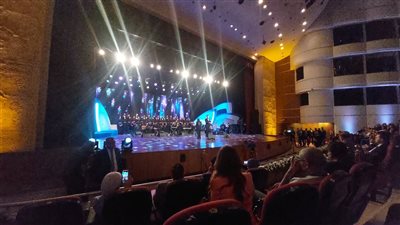 كورال جامعة حلوان يبدع في حفل ختام أسبوع شباب الجامعات (فيديو)