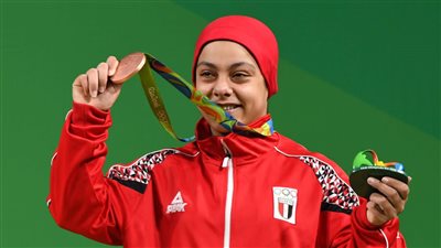 وزير الشباب والرياضة يهنئ سارة سمير بذهبية بطولة العالم لرفع الأثقال بالسعودية