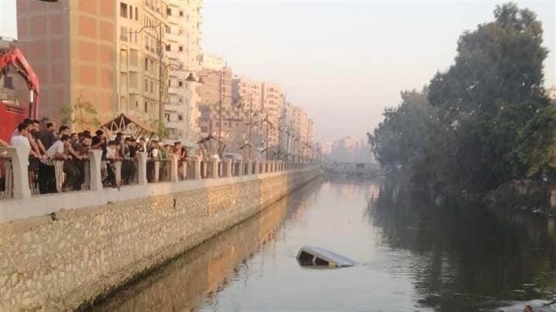 سيارة ملاكي تقتحك