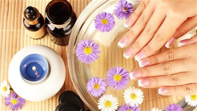 طرق العناية بالأظافر، خلطة الزيوت الساخنة الحل الأمثل