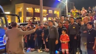 حافلة الأهلي تتوجه لملعب مدينة الملك فهد لأداء المران الختامي (فيديو) 