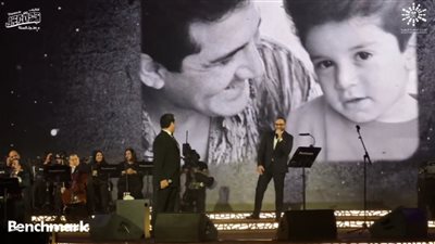  موقف مؤثر لمحمد ثروت وابنه في حفل ليلة الزمن الجميل (فيديو وصور)