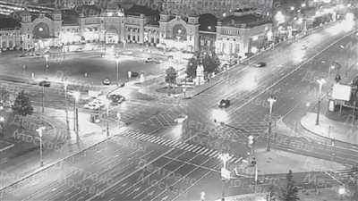 سائق يفقد السيطرة على سيارته ويصطدم بأخرى في موسكو (فيديو)