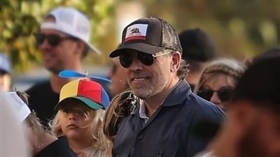 نجل الرئيس الأمريكي يقف في طابور لمدة نصف ساعة للحصول على طعام مجاني (صور)