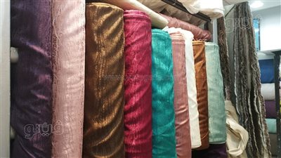 تبدأ من 100 جنيه للمتر، أسعار الستائر في سوق الغورية (فيديو)