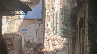 بدء هدم الطابقين الثامن والتاسع بعقار كرموز المائل في الإسكندرية (صور)