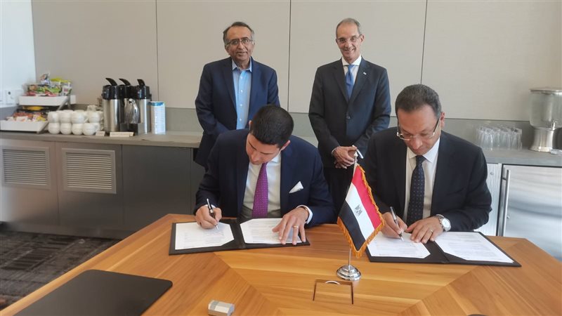 وزير الاتصالات خلال