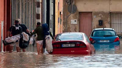 الفيضانات تصيب إسبانيا بالشلل (فيديو)
