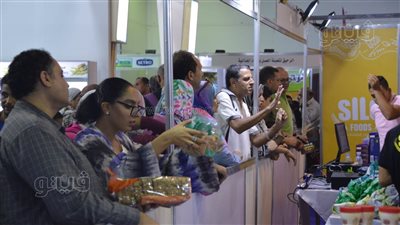 تخفيضات 50%، إقبال المواطنين على المنتجات الغذائية بمعرض أهلا مدارس (فيديو وصور)