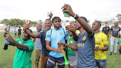 دوري أبطال أفريقيا، احتفال خاص من الجماهير التنزانية بالكونغولي فيستون ماييلي (صور) 