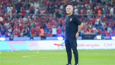 الجهاز الفني للنادي الأهلي يعاين أرضية ملعب مدينة الملك فهد (صور)