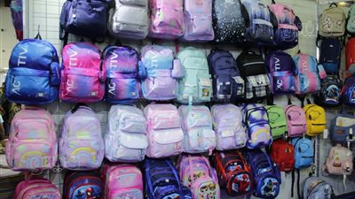 تبدأ من 60 جنيها، أسعار الشنط داخل معرض أهلا مدارس (فيديو وصور)