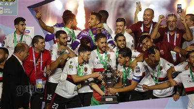 على أنغام الشاب خالد، غناء ورقص هيستيري للاعبي اتحاد العاصمة بعد الفوز بالسوبر الأفريقي (فيديو)