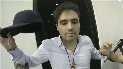 الصورة الأولى لعملية تسليم نجل إل تشابو للشرطة الأمريكية