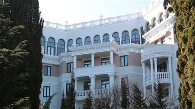 من بينها منزل الرئيس زيلينسكي، السلطات الموالية لروسيا تعرض ممتلكات أوكرانية للبيع