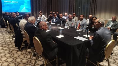  وزير الاتصالات يدعو الشركات العالمية للاستثمار فى مجالات تصميم وصناعة الإلكترونيات بمصر