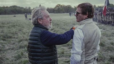 آبل تكشف عن صورة لـ ريدلي سكوت وخواكين فينيكس من كواليس فيلم NAPOLEON