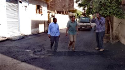 رئيس مدينة الأقصر يتايع استكمال خطة تمهيد الشوارع بنجع عطيتو