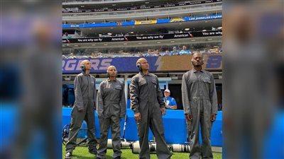 روبوتات تقتحم ملعب مباراة وتخيف الجماهير (فيديو)