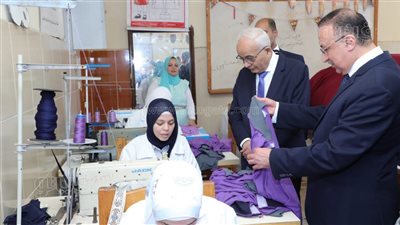 وزير التعليم ومحافظ الإسكندرية يتفقدان مشروع الزي المدرسي 