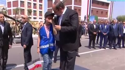 طفلة تبكي فرحًا بلقاء السيسي في بني سويف، والرئيس: فيه حد فرحان يعيط؟ 