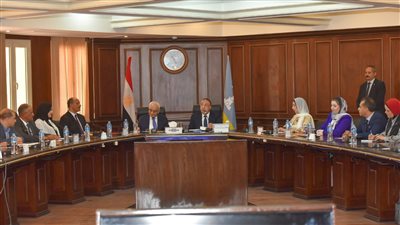 وزير التعليم ومحافظ الإسكندرية يتفقدان مشروع الزي المدرسي بمدرسة رشدي الصناعية