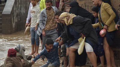 مقتل 7 نساء ورجل بصواعق رعدية وسيول في اليمن
