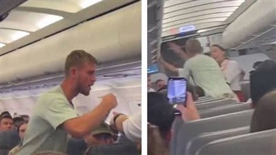 ضبط راكب حاول فتح باب طائرة أثناء تحليقها