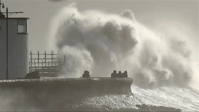 ولا تزال الأعاصير مستمرة، 