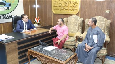  محافظ المنوفية يكلف بصرف كرسي متحرك ومساعدات عينية خلال لقائه عددا من المواطنين 